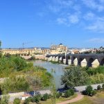Córdoba hızlı tren turunda Guadalquivir üzerindeki Roma Köprüsü ve Mezquita silueti