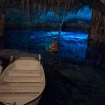 Mallorca turunda Coves del Drac Ejderha Mağaraları'nın yeraltı gölü ve sarkıtları