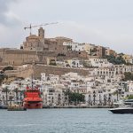 İbiza turunda Dalt Vila surlarla çevrili eski şehir ve kalenin panoraması