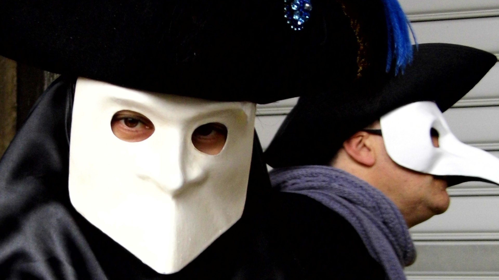 Venedik Karnavalı beyaz maskeli figürler, festival turları