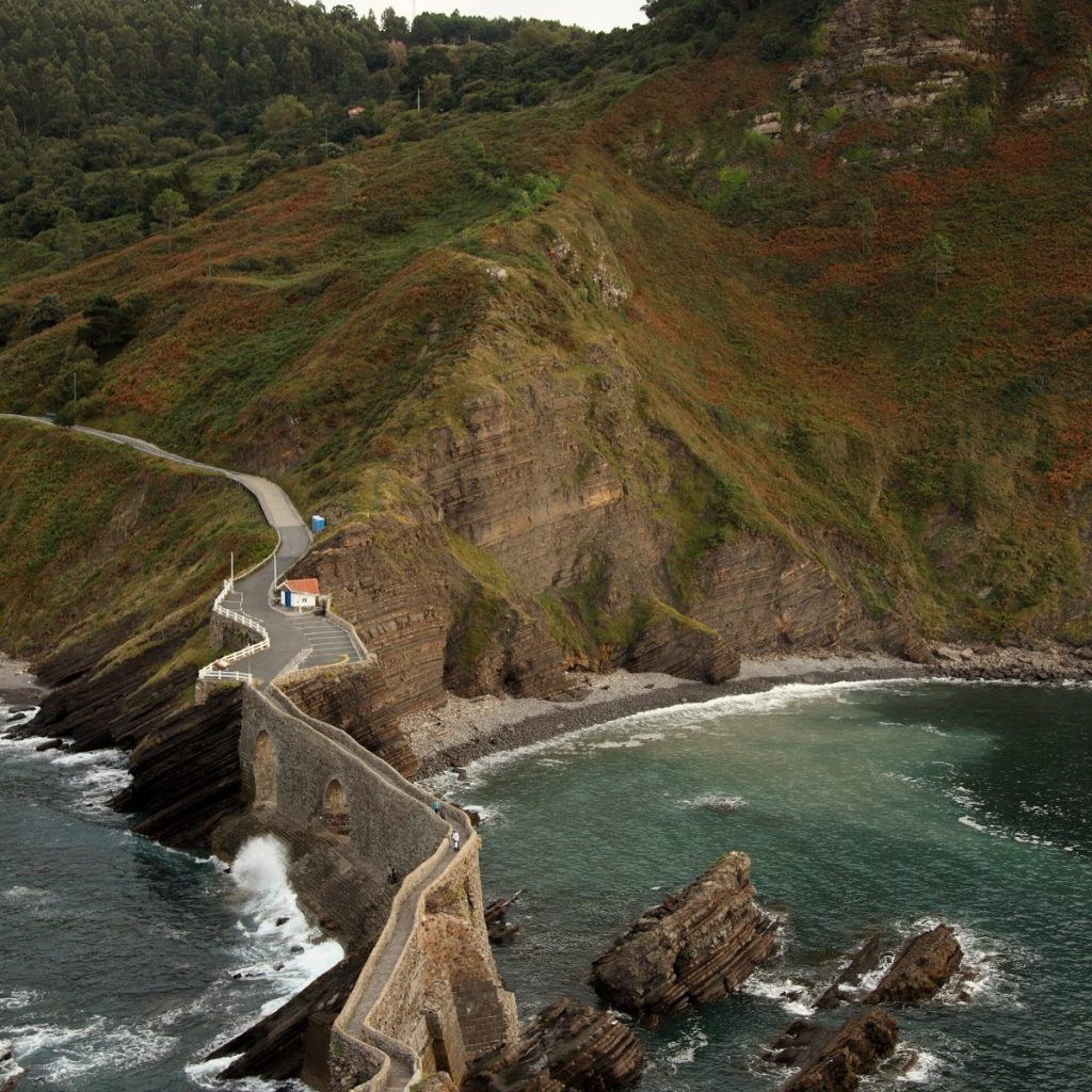Gaztelugatxe adası ve Bask kıyısı