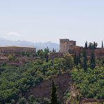 Granada Alhambra Sarayı ve arka planda karlı Sierra Nevada dağları, Madrid Endülüs klasik turu
