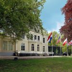 Hartenstein binası ve bayraklar, Arnhem Hollanda