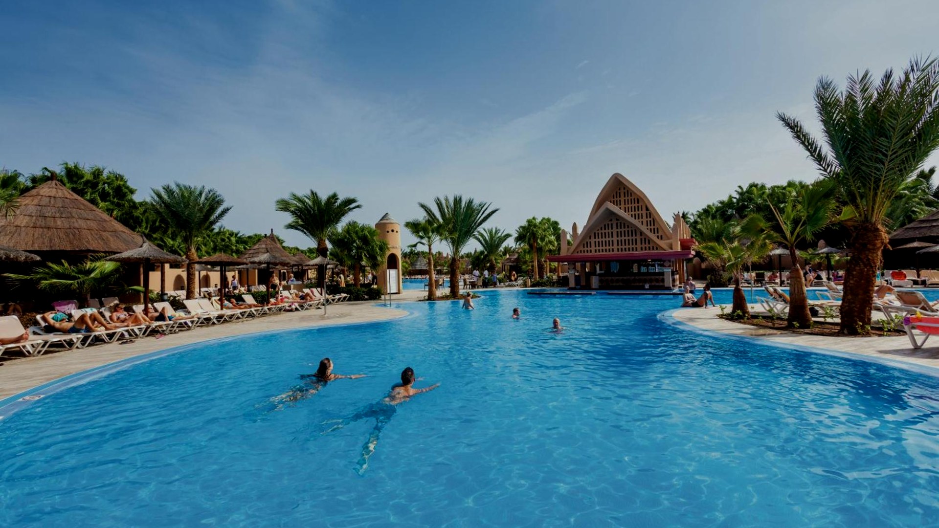 Sal Adası Santa Maria'da resort havuzu ve palmiyeler, Cape Verde