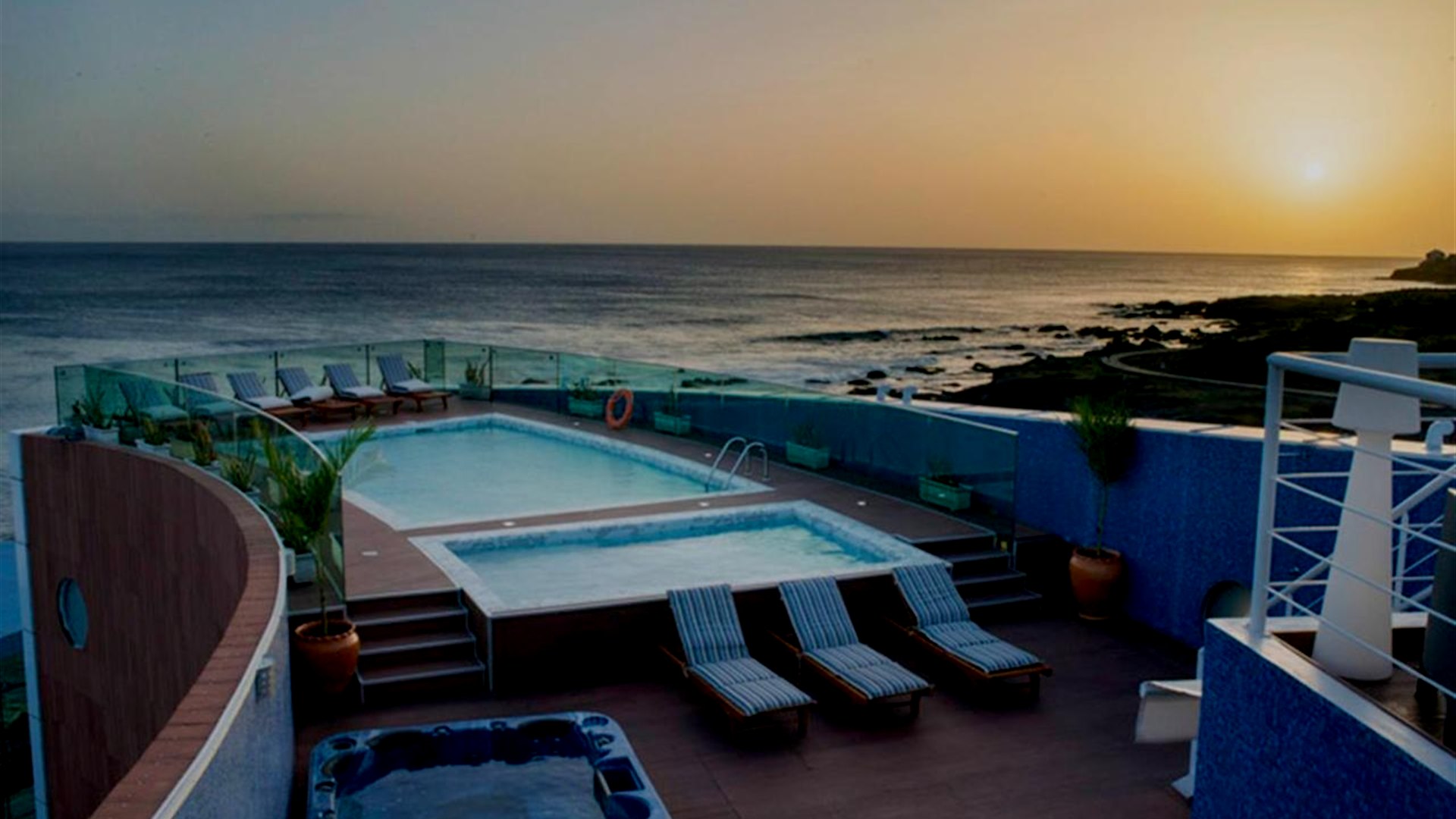 Praia da bir otelin cati havuzundan Atlantik ve gun batimi, Cape Verde