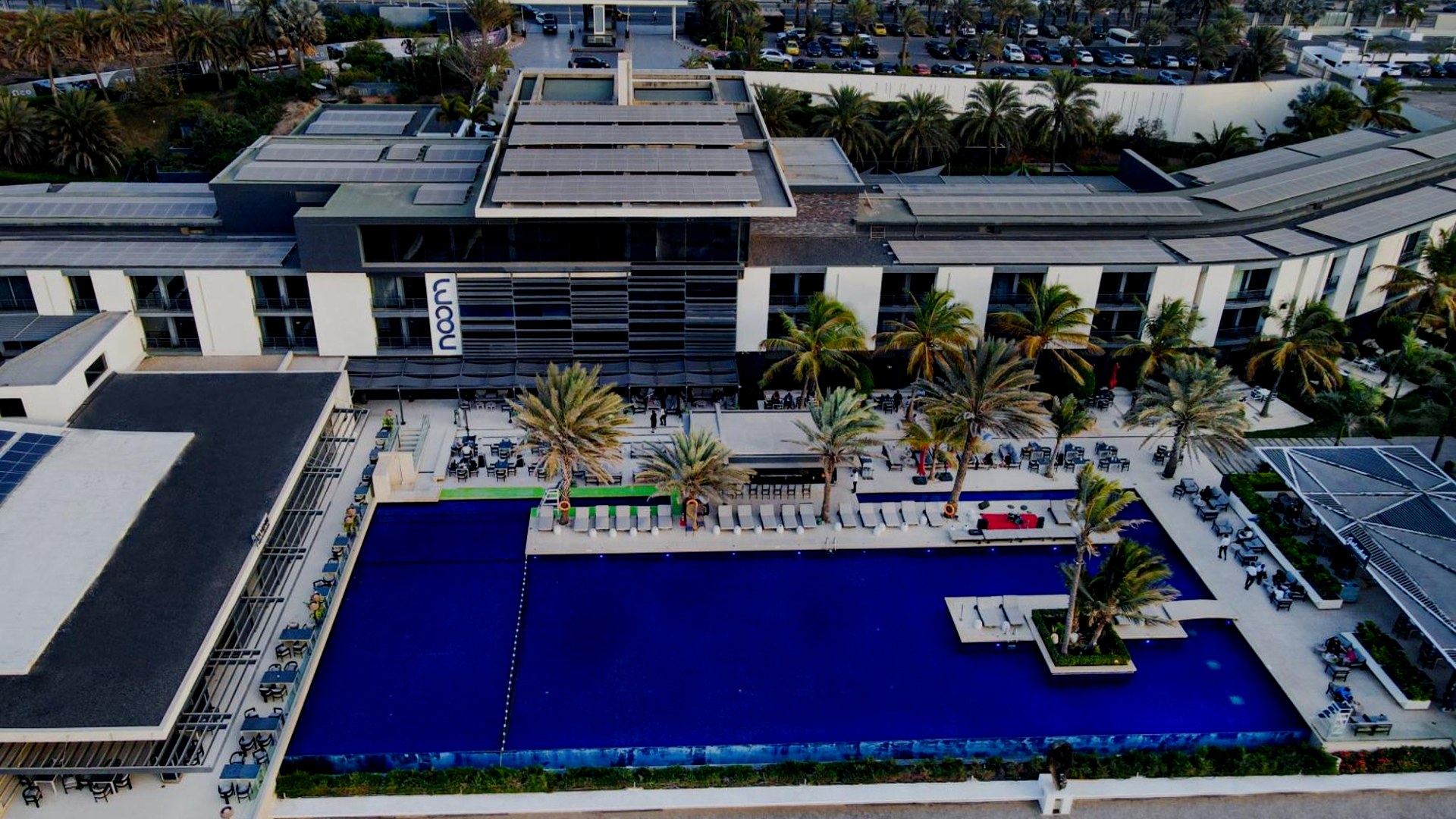 Dakar'da Atlantik kıyısında otel havuzu, Senegal