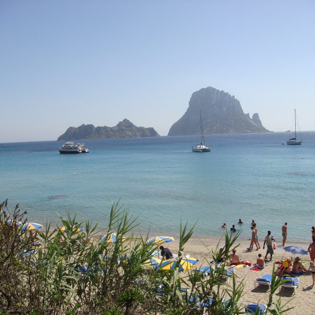 İbiza Cala d'Hort plajı ve Es Vedra manzarası