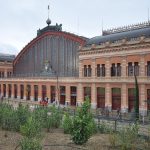 Barcelona Madrid Endülüs hızlı tren turunda İspanya AVE yüksek hızlı treni istasyon peronunda