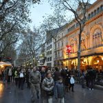 Barcelona Yılbaşı Turu'nda ağaçlı La Rambla caddesi ve iki yanındaki tarihi yapılar