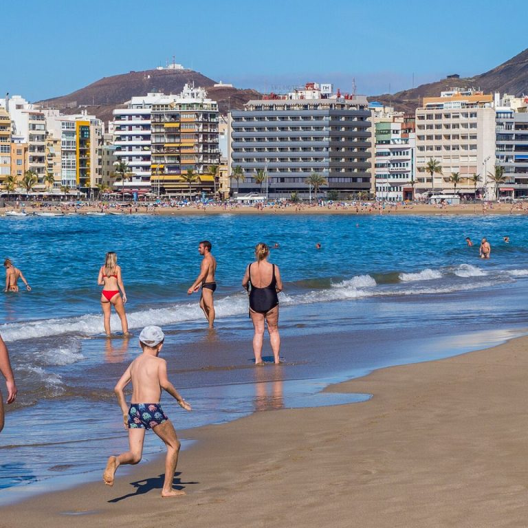 Las Palmas Las Canteras plajı ve Atlantik kıyısı