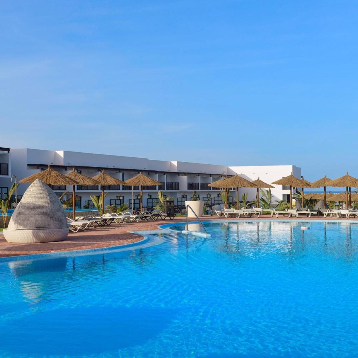 Melia Llana havuz alanı Melia Llana Beach Resort'ta hasır şemsiyeli havuz alanı, Sal Adası