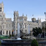 Madrid hızlı tren turunda Cibeles Meydanı çeşmesi ve beyaz Belediye Sarayı