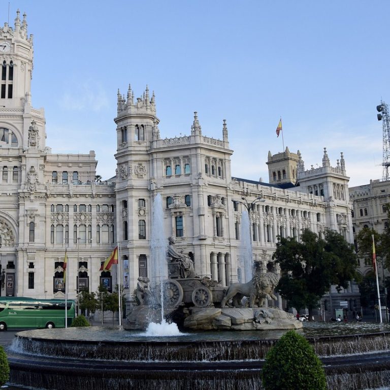 Madrid hızlı tren turunda Cibeles Meydanı çeşmesi ve beyaz Belediye Sarayı
