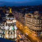 Madrid Gran Vía üzerindeki Metropolis binası gece aydınlatmasıyla, Madrid Yılbaşı Turu