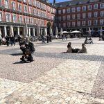 Madrid hızlı tren turunda tarihi Plaza Mayor meydanı ve arkadlı cepheleri