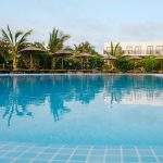 Melia Dunas Beach Resort'ta palmiyeli havuz alanı, Sal Adası