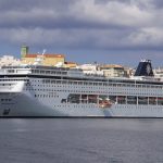 Menorca turunda Mahón limanının doğal koyu ve rıhtım manzarası