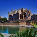 Mallorca turunda deniz kıyısındaki Palma Katedrali La Seu'nun Gotik cephesi