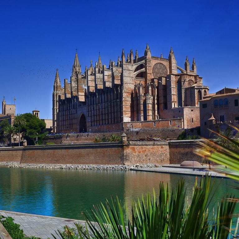 Mallorca turunda deniz kıyısındaki Palma Katedrali La Seu'nun Gotik cephesi