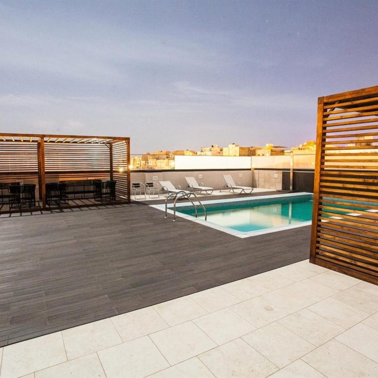 Hotel Pérola çatı katındaki açık yüzme havuzu, Praia Cape Verde