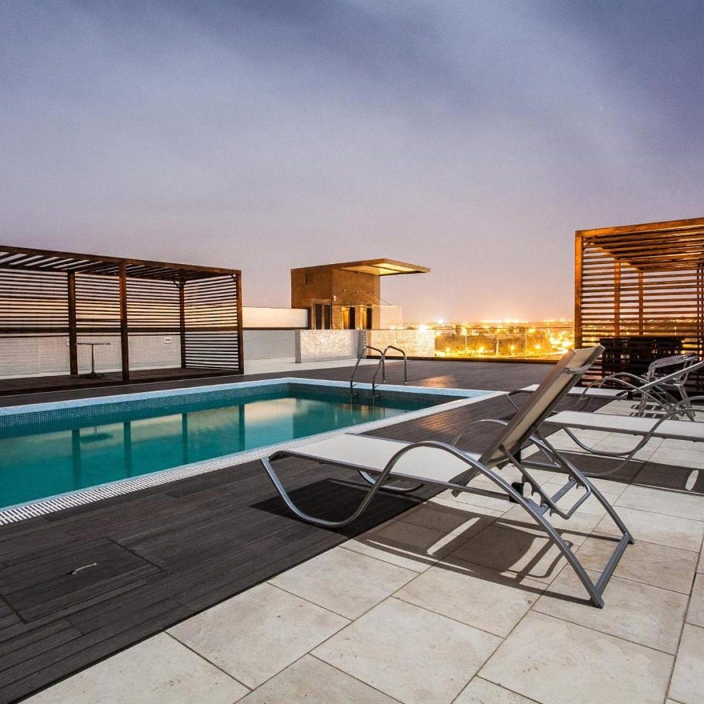 Hotel Pérola havuz terası akşam saatlerinde, Praia
