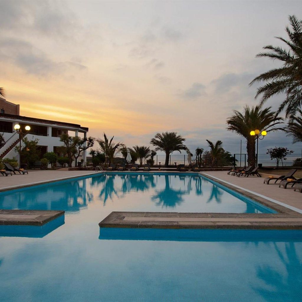 Pestana Trópico havuzunda günbatımı, Praia