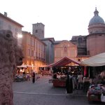 Piazza San Prospero’da akşam pazarı, Reggio Emilia İtalya