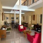 Boutique Hotel Praia Maria sanat objeleriyle döşenmiş lobi salonu, Praia