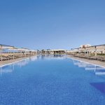Hotel Riu Palace Santa Maria'da denize uzanan uzun yüzme havuzu, Sal Adası