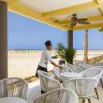 Hotel Riu Palace Santa Maria'da kumsala bakan gölgelikli teras, Sal Adası