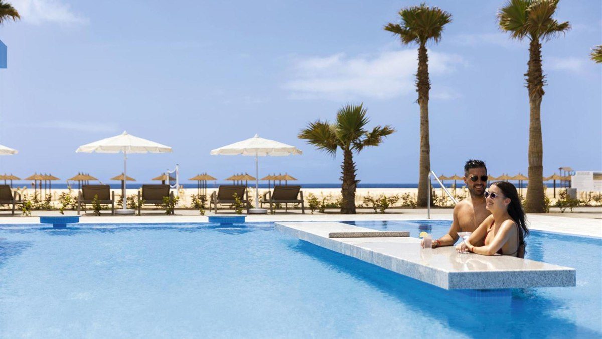 Hotel Riu Palace Santa Maria'da palmiyeli havuz ve deniz manzarası, Sal Adası Cape Verde