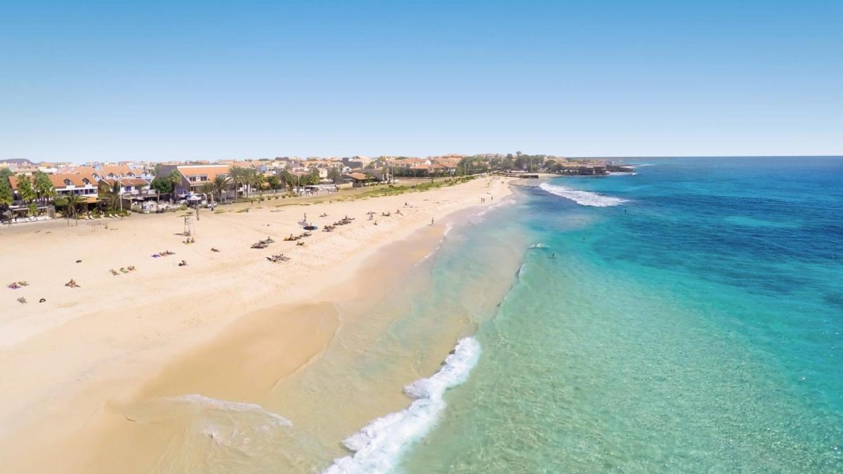 Robinson Cabo Verde önünde Santa Maria plajı ve turkuaz deniz, Sal Adası