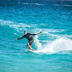 Sal Adası açıklarında sörf yapan sporcu, Cape Verde