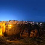 Ronda El Tajo boğazı üzerindeki taş Puente Nuevo köprüsü ve beyaz kasaba, Madrid Endülüs klasik turu