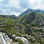 Mallorca turunda Sa Calobra'nın Tramuntana dağlarına oyulmuş kıvrımlı sahil yolu