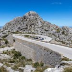 Mallorca turunda Sa Calobra'nın Tramuntana dağlarına oyulmuş kıvrımlı sahil yolu