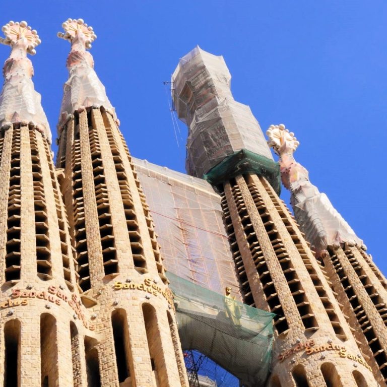 Barcelona Yılbaşı Turu'nda Gaudí'nin Sagrada Família bazilikasının gökyüzüne uzanan kuleleri
