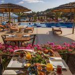 Samara Hotel Bodrum a la carte restoranda kahvaltı masası ve begonviller