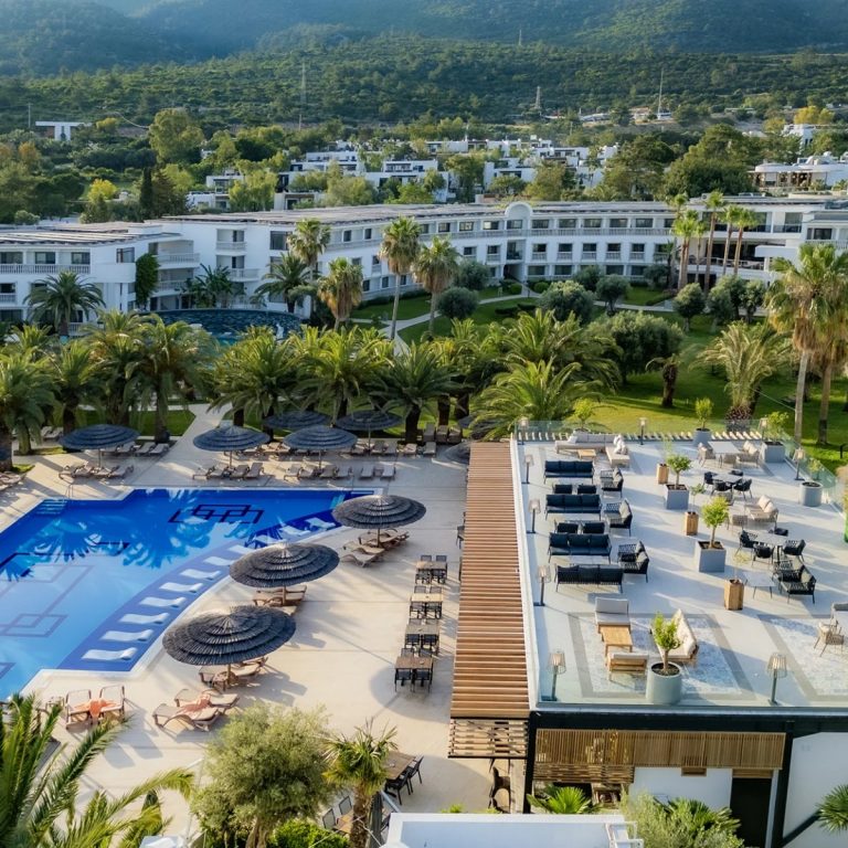 Samara Hotel Bodrum’da açık havuz, şezlonglar ve otel binası
