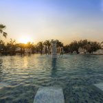 Samara Hotel Bodrum Serenity havuzunda gün batımı ve palmiye siluetleri