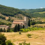 Sant’Antimo Manastırı ve çevresindeki yeşil vadi, Montalcino Toskana