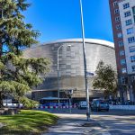 Real Madrid maç turunda Santiago Bernabéu Stadyumu modern dış cephesi