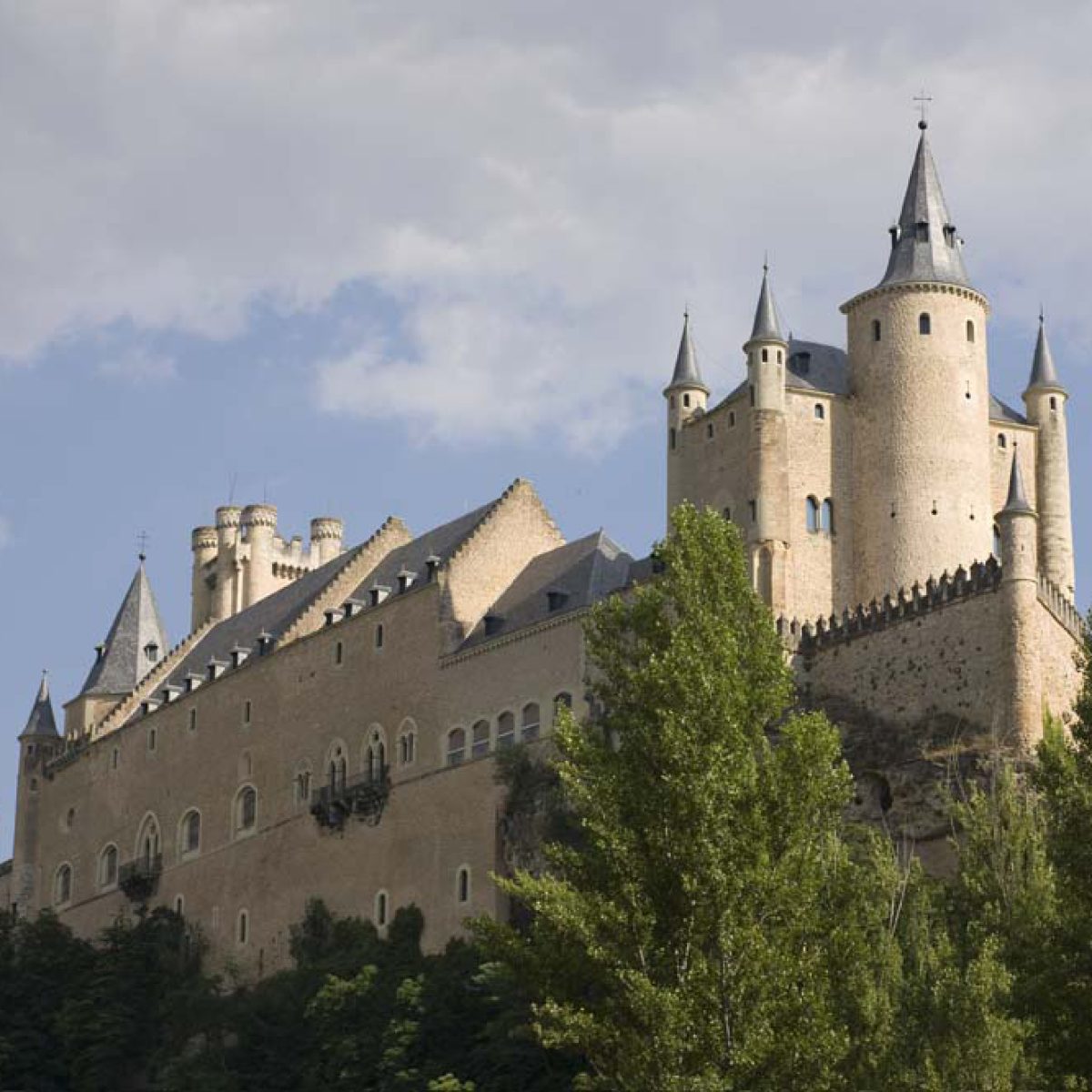 Segovia Alcázar Kalesi Kastilya Fly-Drive turunda Segovia Alcázar Kalesi'nin kule ve surları