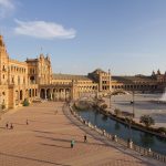 Sevilla Plaza de España'nın yarım daire biçimli anıtsal binası ve kanalı, Madrid Endülüs klasik turu