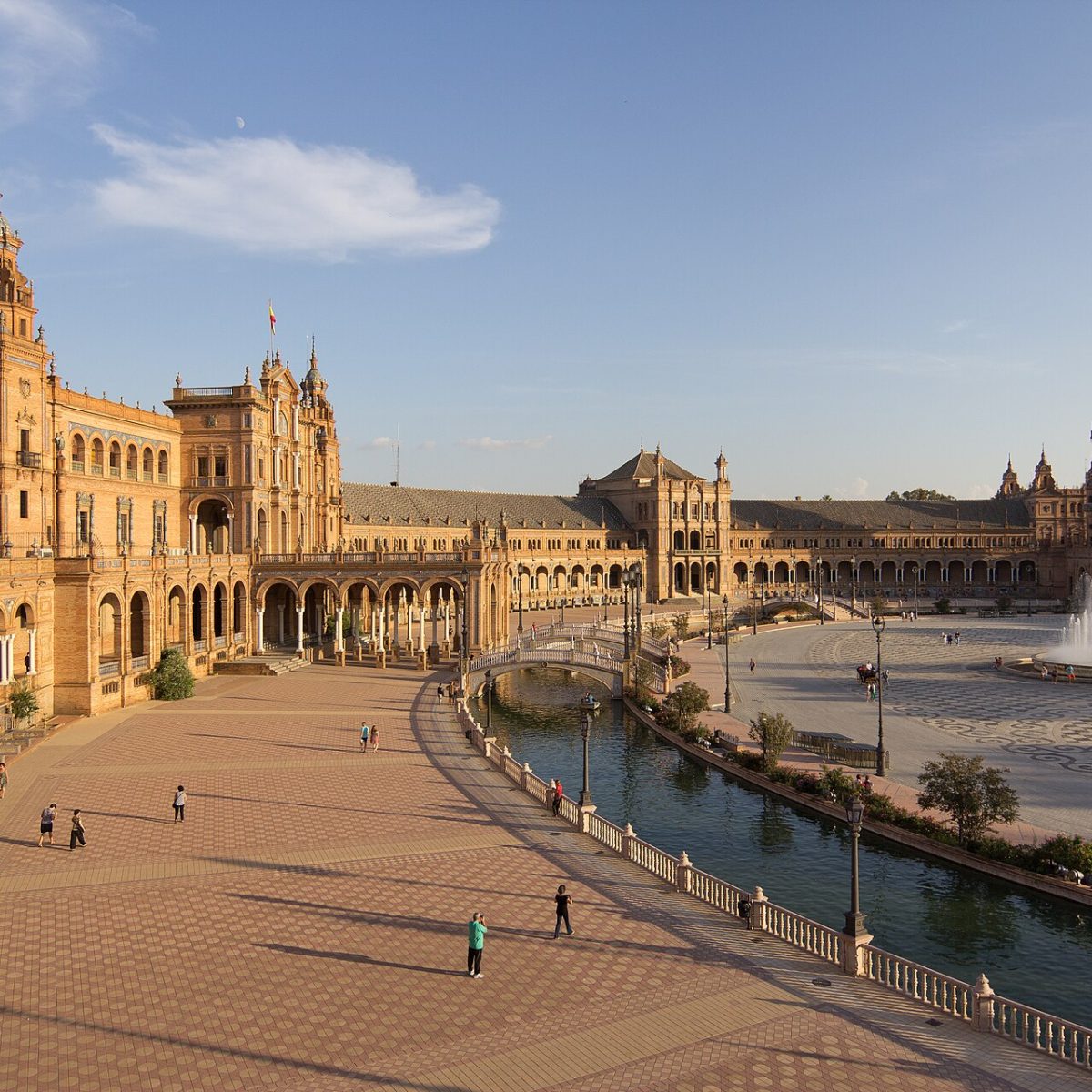 Plaza de España, Sevilla Sevilla Plaza de España'nın yarım daire biçimli anıtsal binası ve kanalı, Madrid Endülüs klasik turu