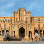 Sevilla Plaza de España'nın yarım daire biçimli anıtsal binası ve kanalı, Madrid Endülüs klasik turu