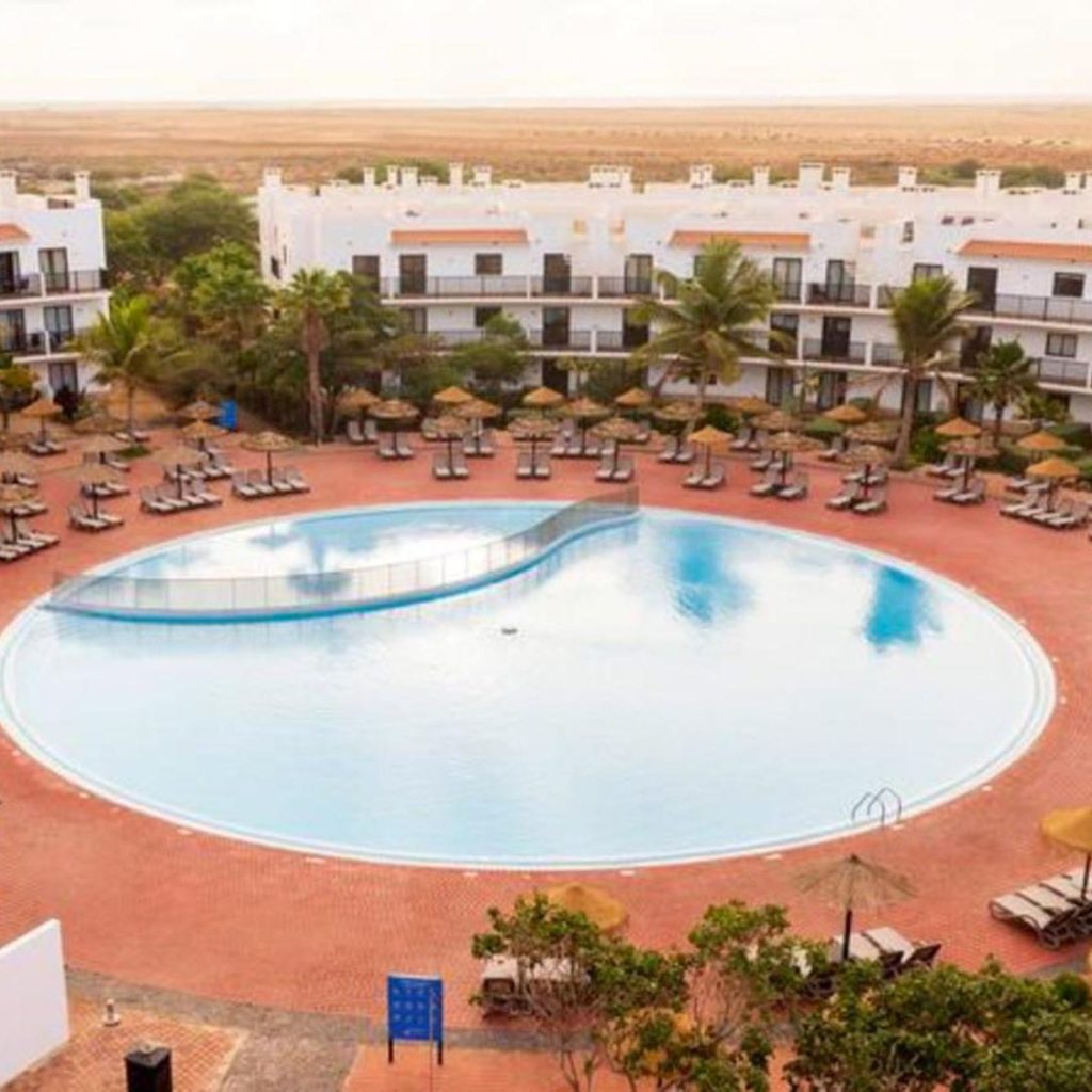 Sol Dunas Family Fun otelinde yüzme havuzu ve şezlonglar, Sal Adası