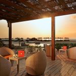 Sol Dunas otelinde deniz manzaralı pergolalı teras, Sal Adası