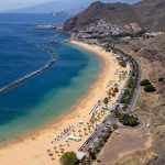 Tenerife Turu'nda altın kumlu Playa de las Teresitas sahili ve palmiyeler