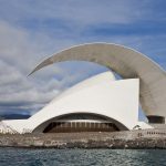 Tenerife Turu'nda Santa Cruz kıyısındaki Auditorio de Tenerife ve deniz manzarası